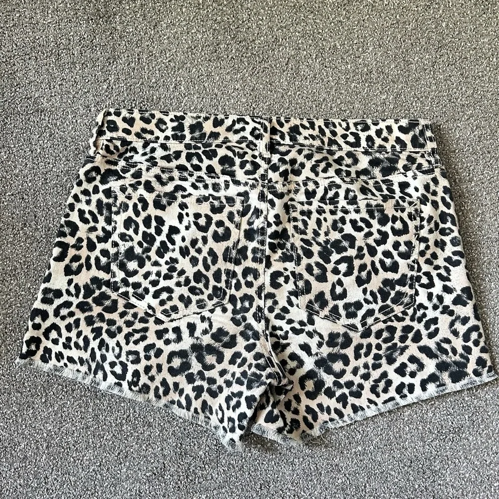 Express Shortie Mid-Rise Shorts Size 8 Leopard Print Stretch+ Raw Hem